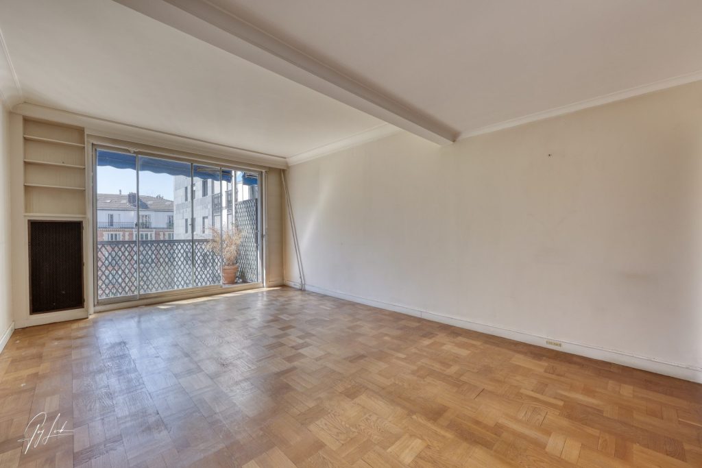 Espace ouvert salon et salle à manger dans un appartement urbain