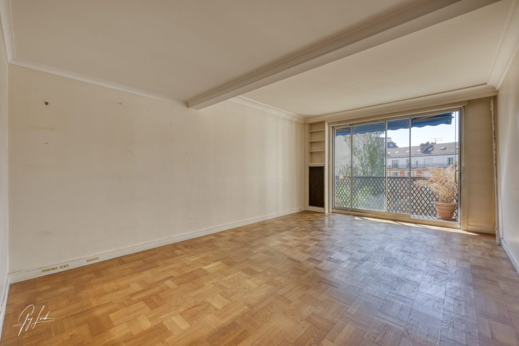 Salon spacieux avec mobilier moderne et lumière naturelle
