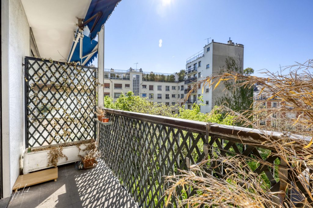 Salle de bain avec équipements modernes et carrelage propre