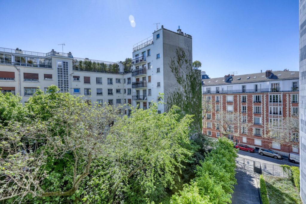 Vue depuis le balcon donnant sur l’horizon de la ville