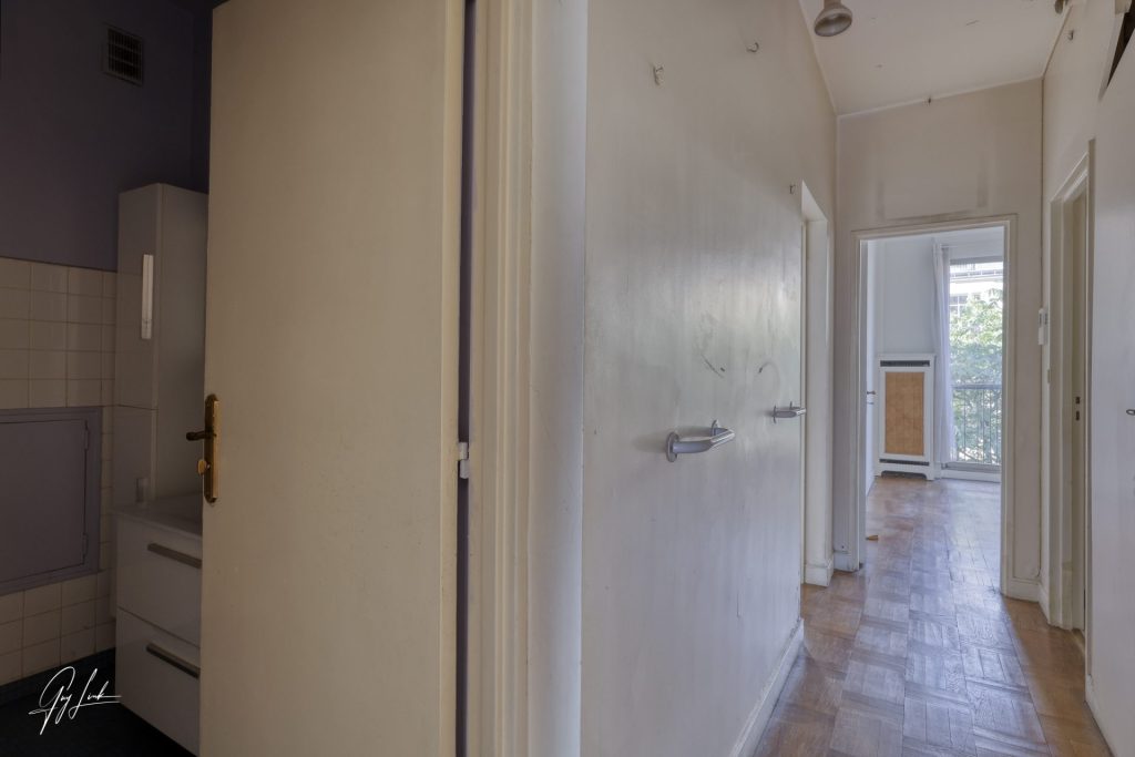 Chambre confortable avec armoire et éclairage doux